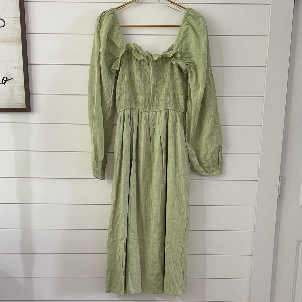 Fall $10 SALE🍂🍁

Petal and Pup Elegant Green Long Sleeve - Picture 2 of 8